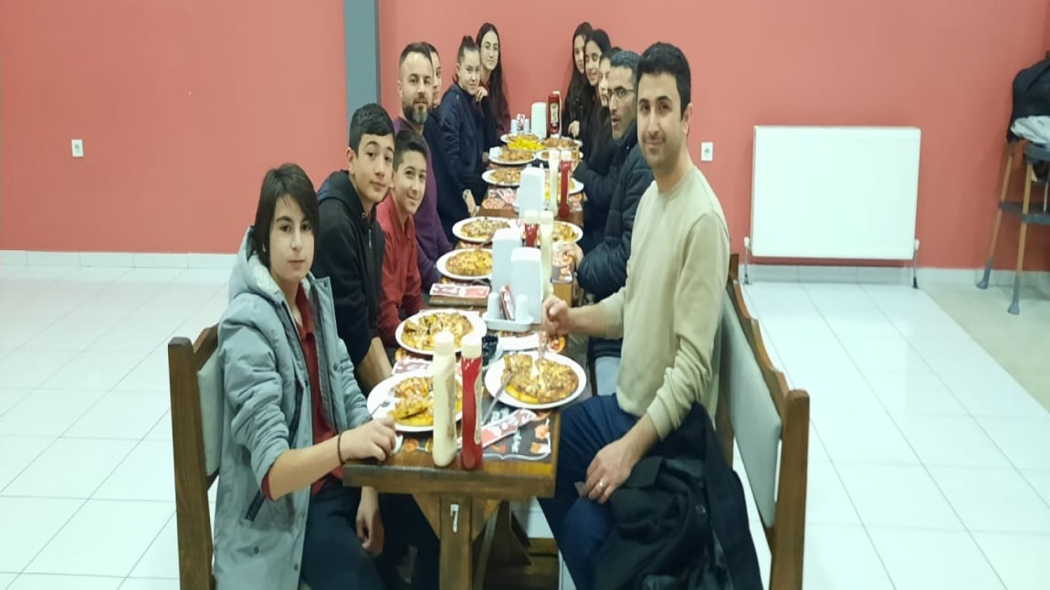 KOOPERATİF KULÜBÜ ÖĞRENCİLERİ İLE YEMEK